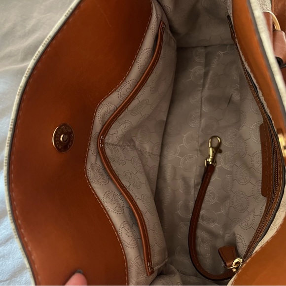 🤎 Michael Kors Satchel 🤎 - Picture 6 of 11